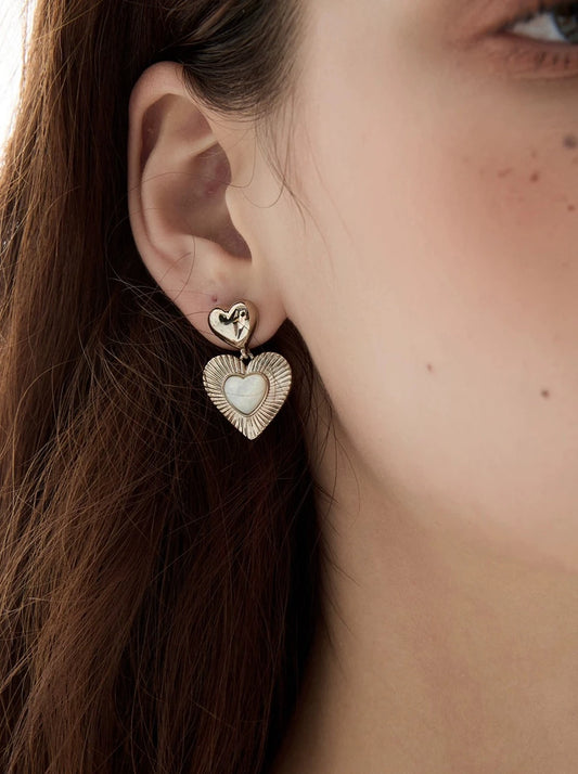 Heart shape mother of pearl earrings B2641