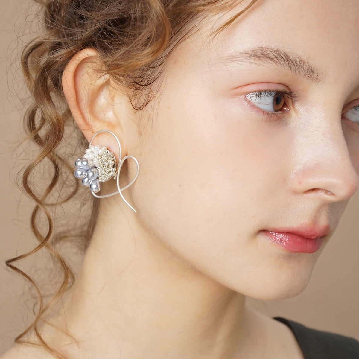 クリーミーハニーパールビーズピアス B1665 – Bloemen